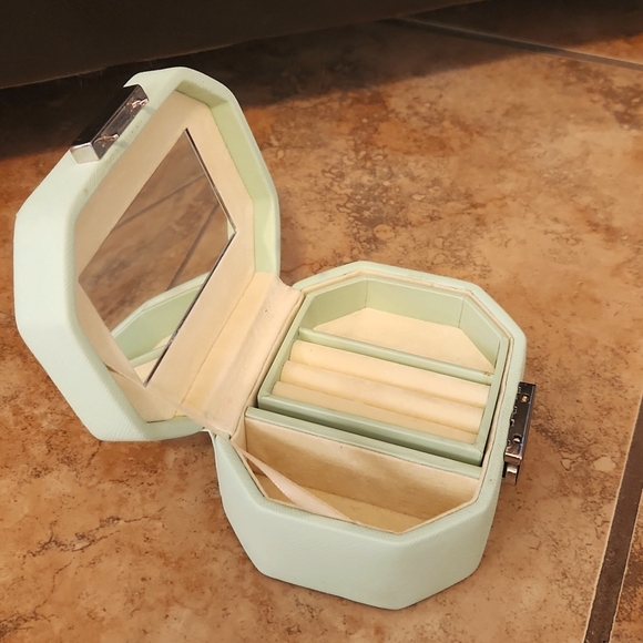 Wolf Heritage Octogon Jewelry Box - Picture 2 of 5